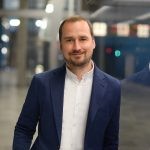 Sebastian Neil Hölken steigt in Geschäftsführung von HanseCom auf